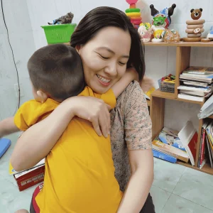 Cô Tâm hỗ trợ can thiệp sớm em bé tự kỷ